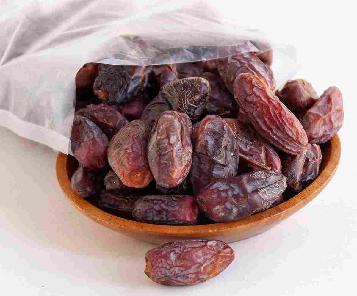 خرما زاهدی مشکین با رنگ تیره و بافت خشک مناسب